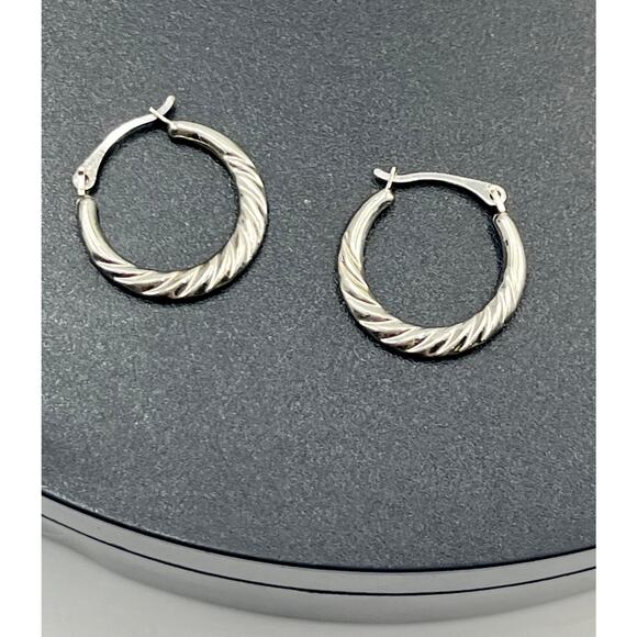 14k White Gold 3mm Crescent Shrimp Small Hoop Earrings .70 grams ZZ JI - Picture 8 of 10